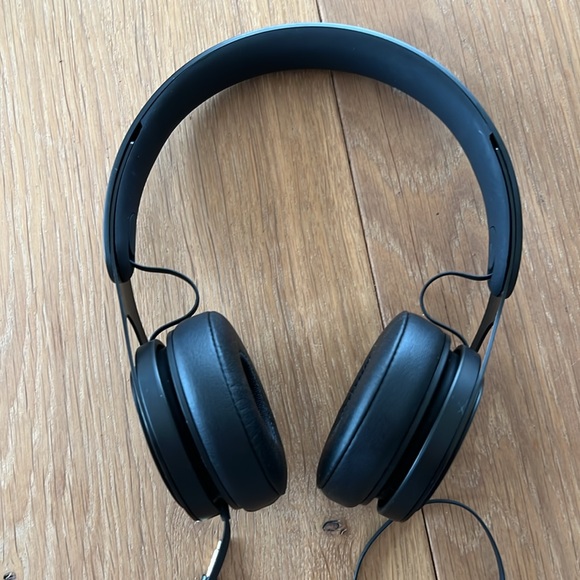 Beats by Dre Headphones - Picture 2 of 5